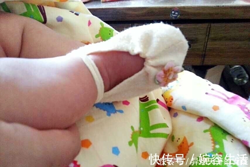 用女儿的旧衣服给她做的小鞋子,适合在家里穿