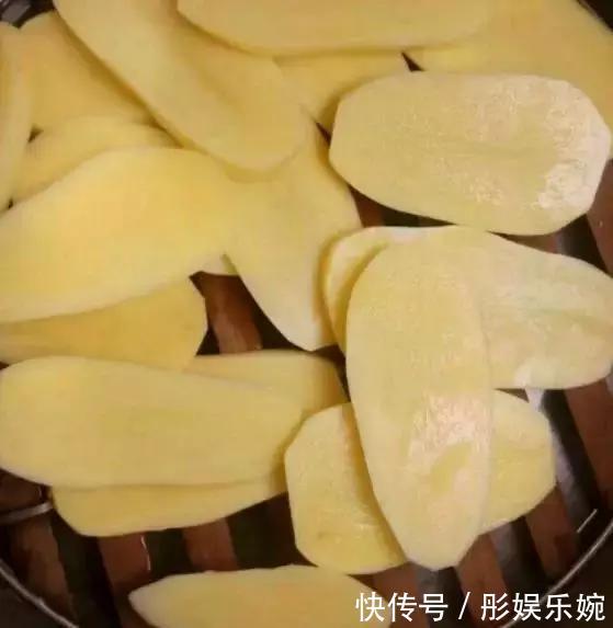 教你用土豆做金黄酥脆小饼,一口一个,又香又好吃!孩子吃不腻!