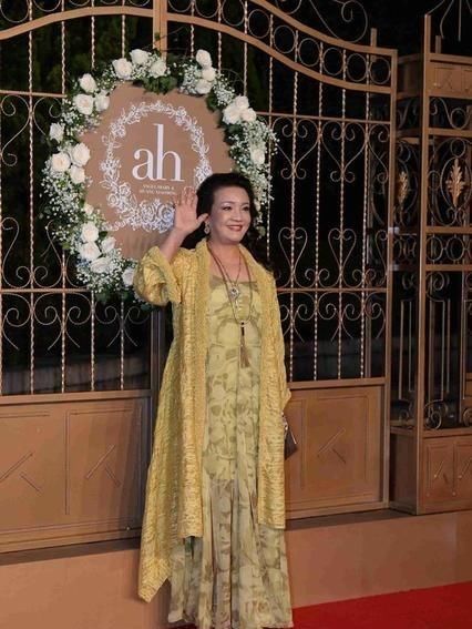 大S婆婆把豪宅当背景！穿连体衣小肚子凸出，拎十万包包太像贵妇