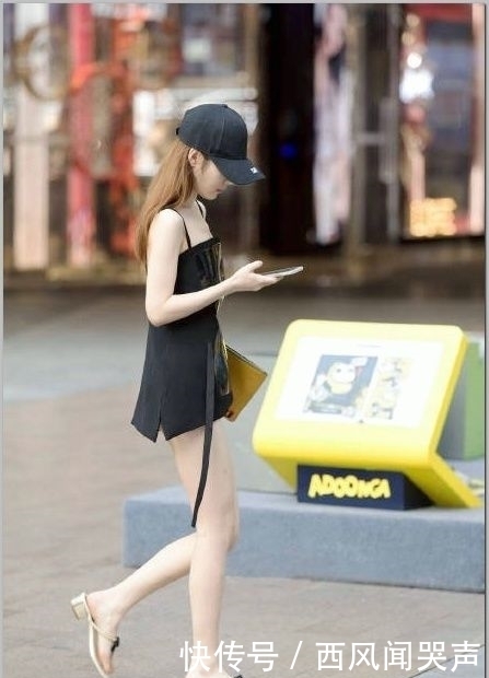 时尚街拍:漂亮的小姐姐穿搭迷人短裤,白皙修长美腿十分抢镜!