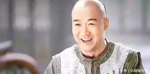 和珅出上联:一人是人,二人则从,三人成众!纪晓岚机智回复