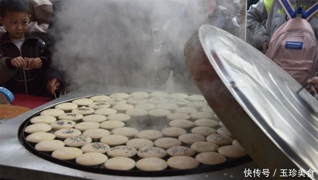 农村|农村夫妇庙会上卖这种饼,十块钱六个,一天做上千个不够卖