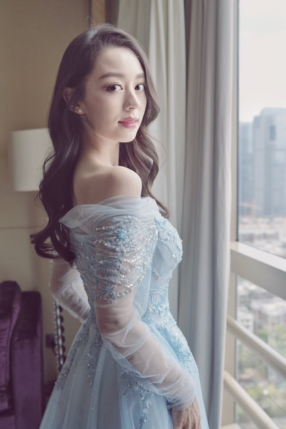 穿搭|吉娜身材绝了，生完娃后身材没变样，吊带配透视修身衣精致又时髦