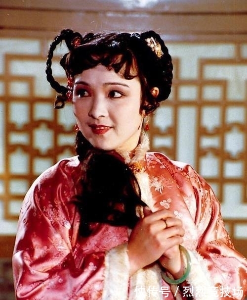 丑小鸭$贾母将荳官和蕊官分别给宝琴和宝钗有什么寓意?老太太真老辣