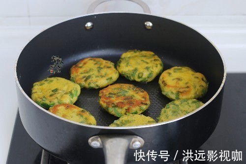 粗粮|不用早起也能吃到，粗粮发面早餐饼，加点菜叶如此煎，味道真是好