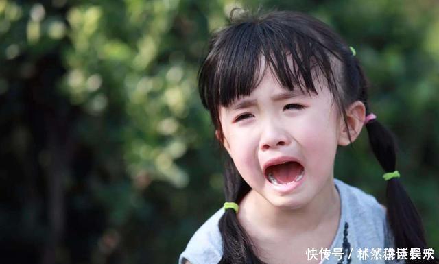 公交车上女儿突然喊脚疼，宝妈低头一看报了警，乘客称赞孩子聪明