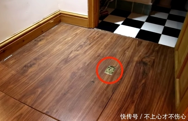 地板|男子发现新家地板有槽口，打开之后发现地下室，男子兴奋不已