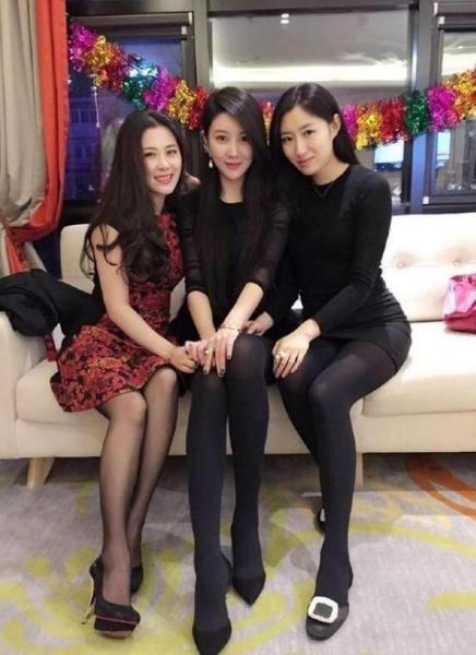 女儿|母女三人似姐妹，妈妈颜值“力压”两个女儿，网友：缺女婿吗？