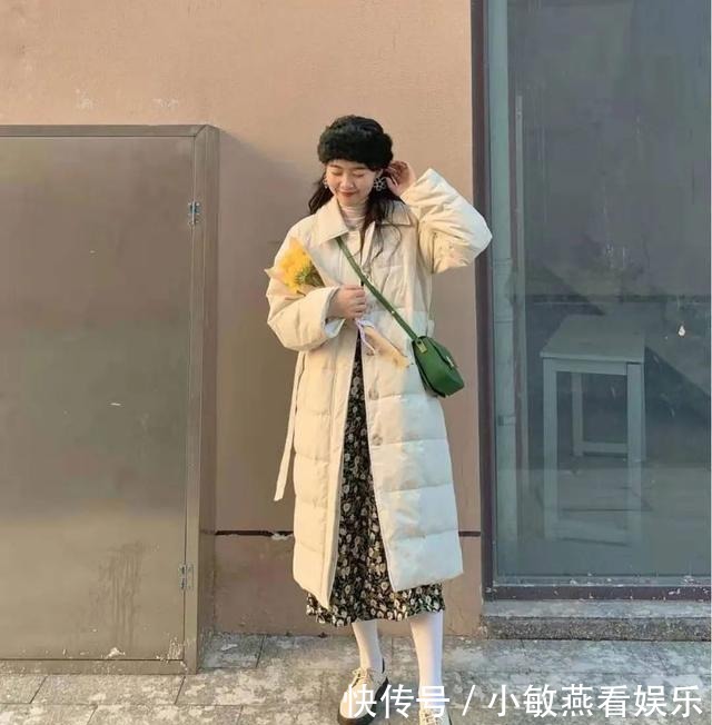 羽绒服+骑士靴,羽绒服+碎花裙,冬天这么穿又美又飒