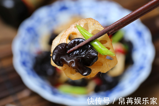 秋季气候干燥,多给家人吃莲藕,搭配木耳几分钟就出锅,鲜嫩美味