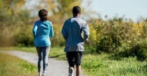 慢性疾病|空腹跑步和进食后跑步哪种方式最好?营养师:分别告诉你进食做法