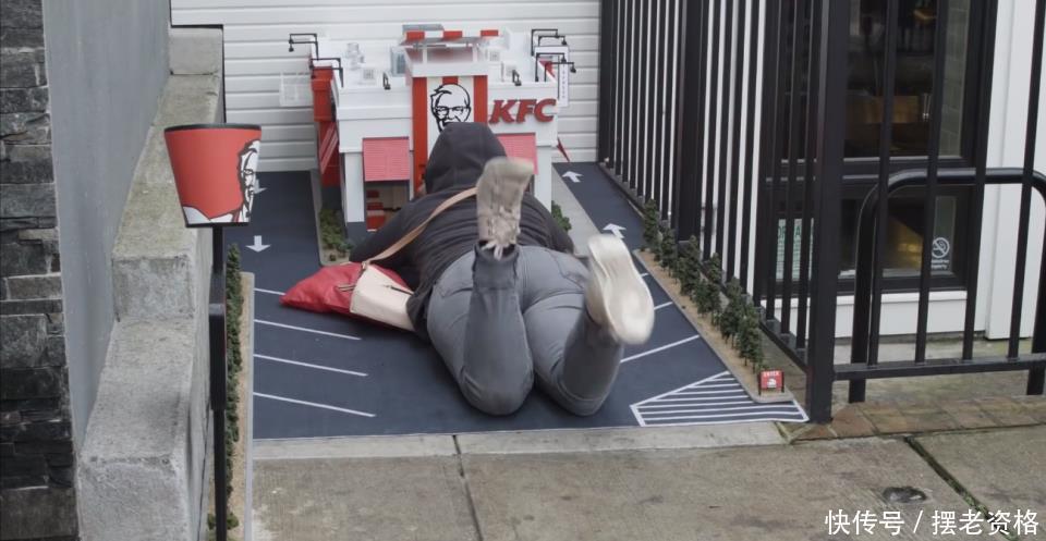 手指|世界最小的肯德基店,一份炸鸡比手指还小,还得趴在地上取餐