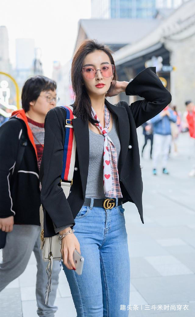 清新靓丽 穿牛仔裤清新靓丽,时尚优雅又不失妩媚,活力十足让人一见倾心!