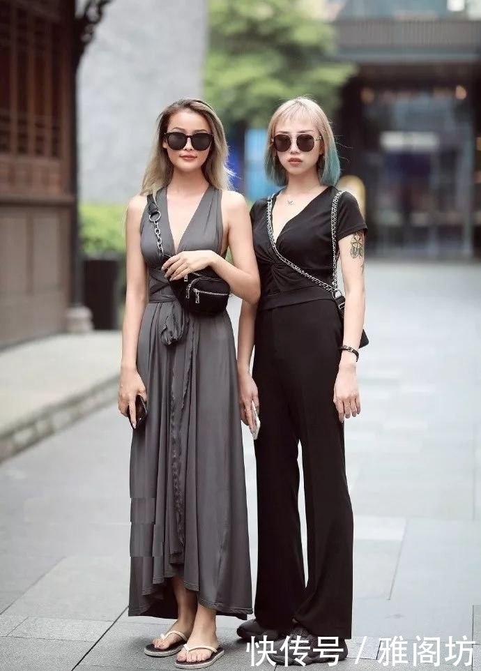 搭配了一|街拍:粉色系穿搭的小姐姐,脚踩一双看起来既可爱有有点皮的鞋子