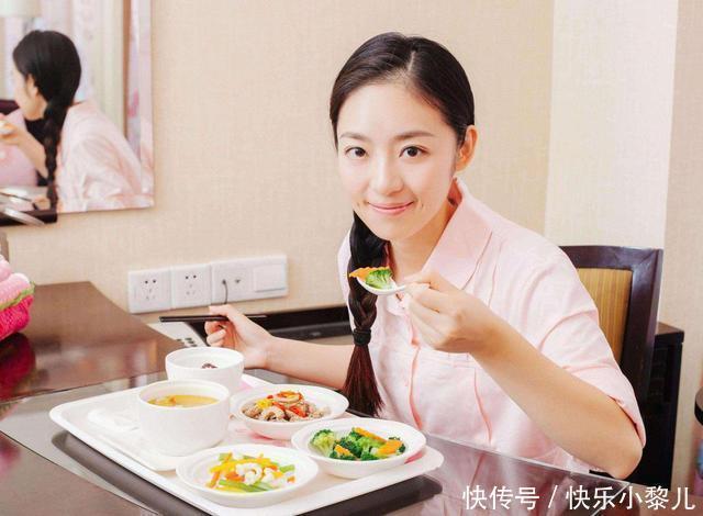 哺乳期|“最淡定”孕妇火了,临盆前在产房里跳舞催生,身材成了亮点