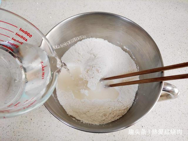 猪油|发面时光加酵母是不够的，多加一勺料，做好的花卷更松软更洁白！