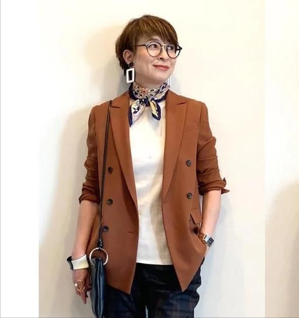 讲真！穿优衣库就服这些50+女性，她们的早春穿搭，时髦高级