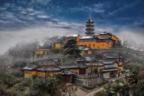 南京最古老的皇家寺庙，号称“南朝第一寺”，寺前樱花更独具韵味