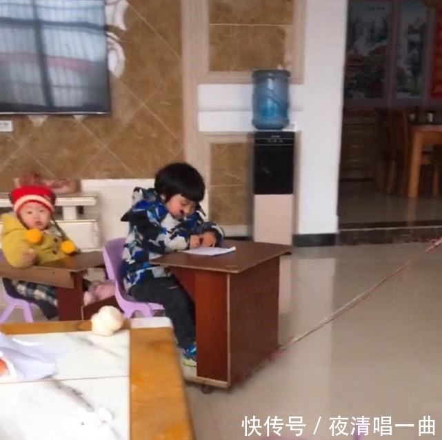 外公自制“遛娃神器”,两个萌娃十分享受,亲妈直呼机智!