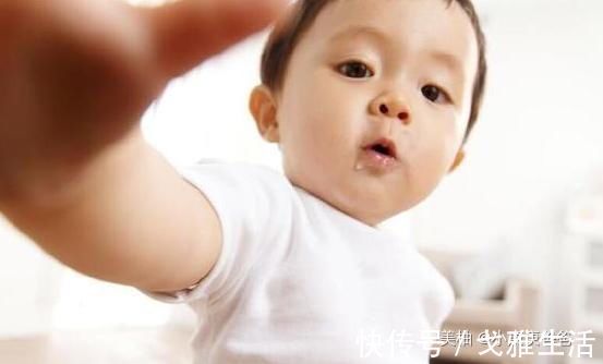 叮叮|“馋猫宝宝”高铁上看到有人吃东西,流了爸爸一肩膀口水,太萌了