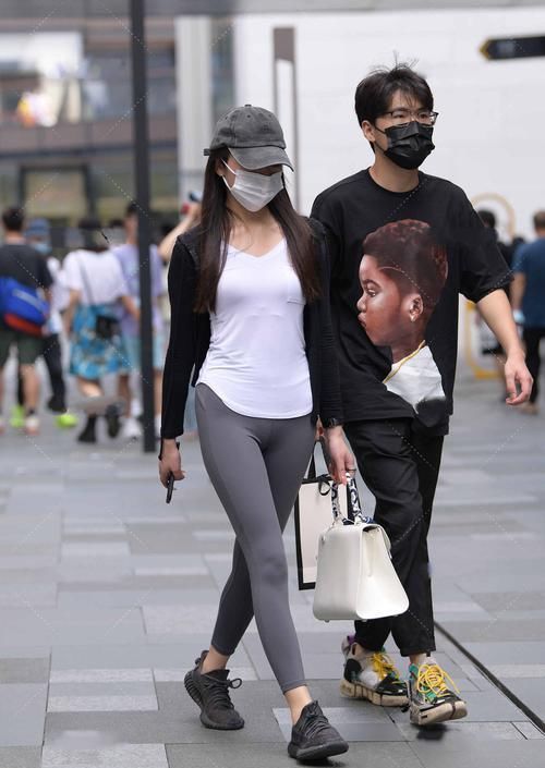 灰色|一身休闲穿搭，搭配灰色鸭舌帽彰显风采，时尚有活力