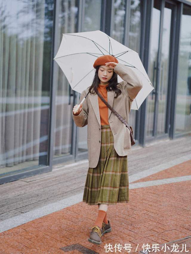 搭配 秋天太适合穿大地色了,大衣搭配直筒裤气质又高级,太喜欢了