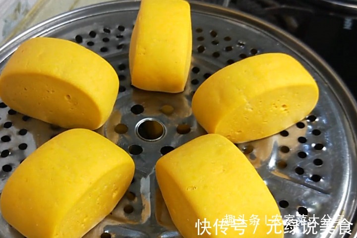 用南瓜蒸馒头,20分钟就蒸出来,不仅吃起来香而且还有点甜