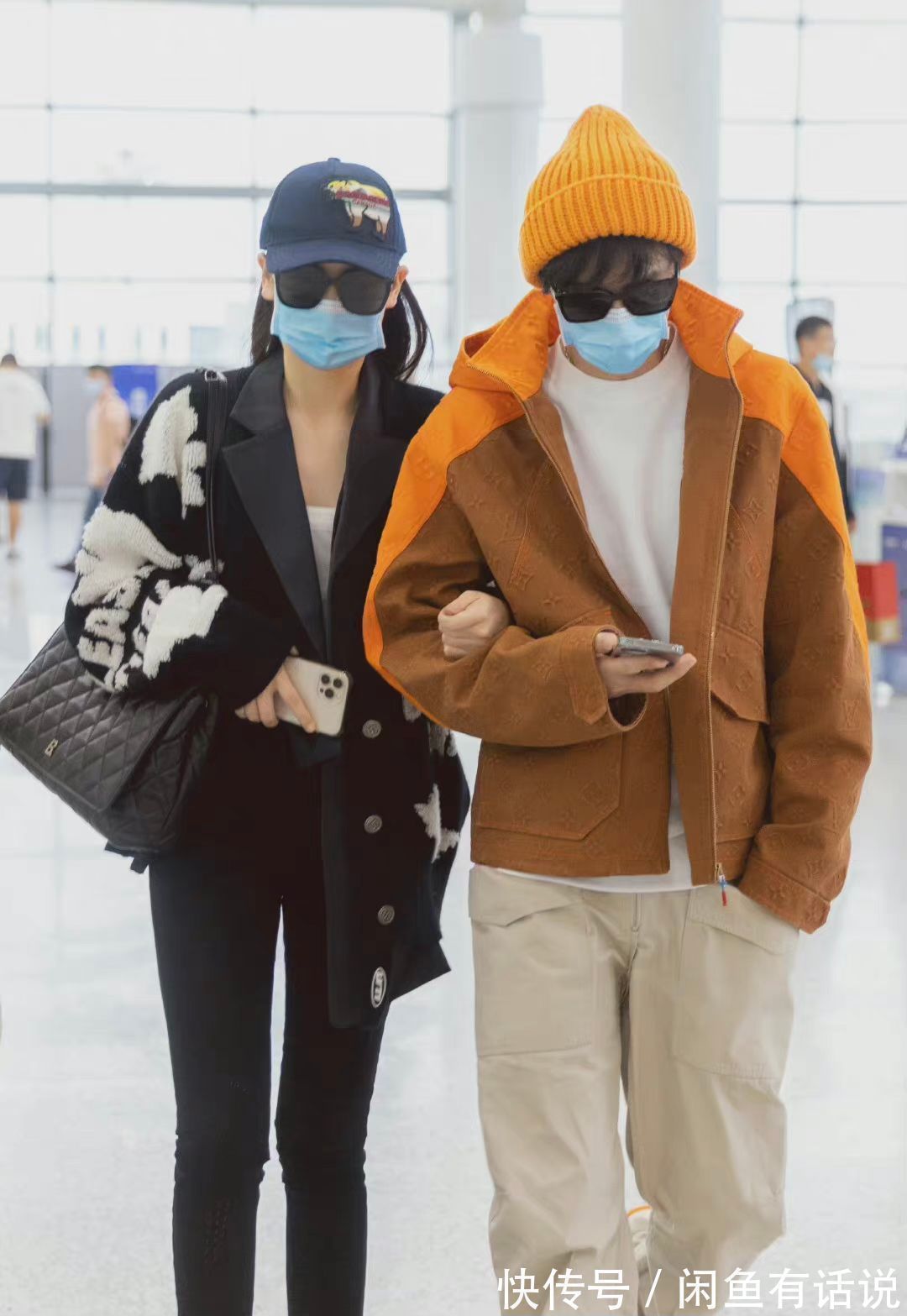 甜蜜感|戚薇两口子走机场,穿紧身裤秀漫画腿,李承铉穿近3万外套还挺潮