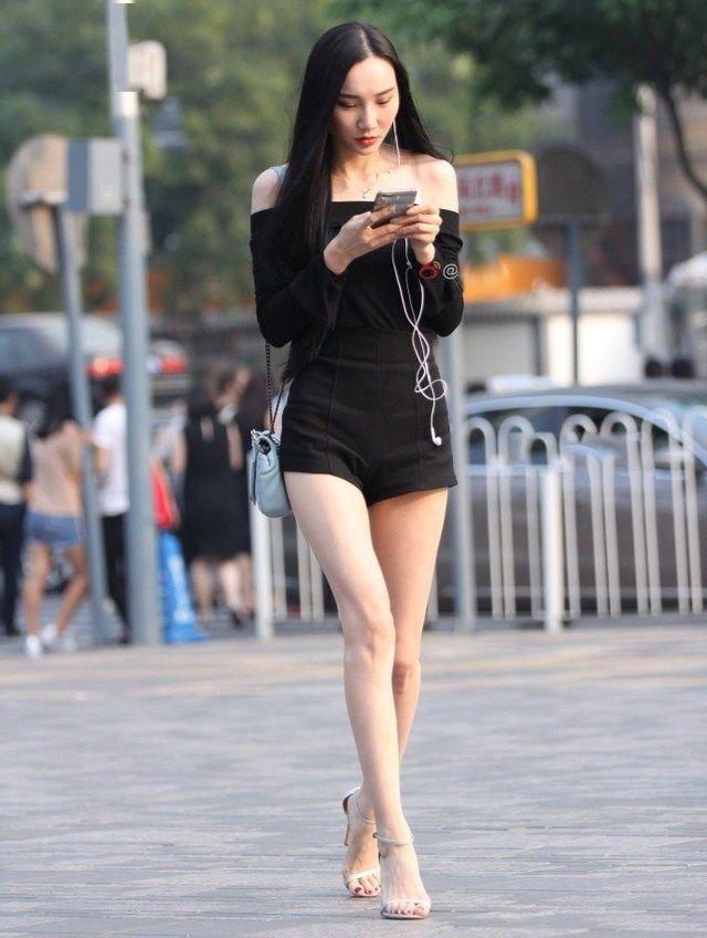 路人街拍潮流个性的穿搭，展现出小姐姐们的俏娇身姿