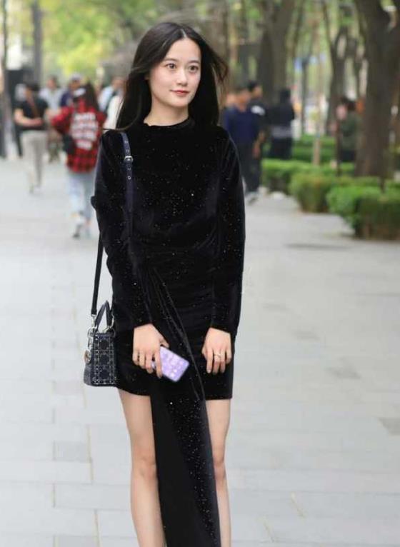 街拍:貌美如花的美女,身穿白色的连衣裙,甜美可爱