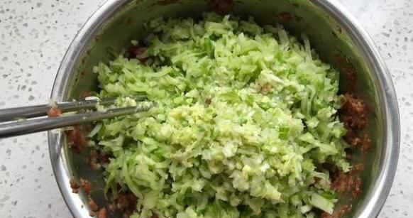 猪肉萝卜包子好吃又不腻，清香去火又有营养，好吃到吃一个都不够