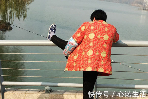 绝经|女性多少岁进入更年期会维持多长时间有什么症状一次说清