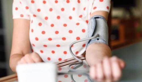  症状|起床时若有4个表现，高血压或“盯上”你，提示你该控制血压了