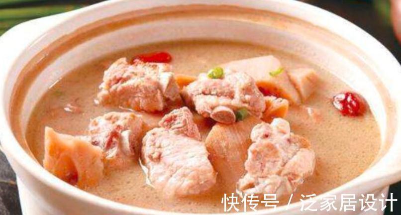 排骨炖莲藕怎么做不发黑？莲藕下锅前多做一步，汤汁浓郁不黑