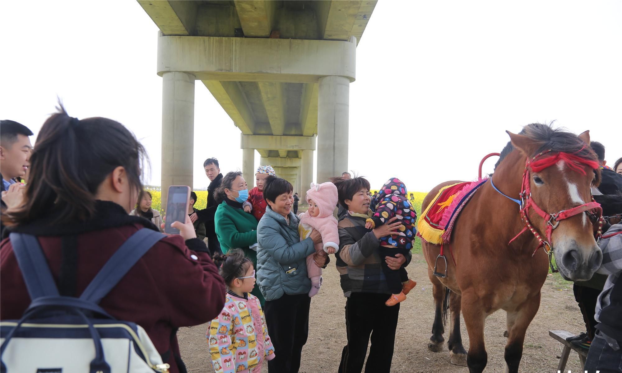 婚庆店老板苦叹淡季没生意,走出家发现商机笑称比旺季挣钱多