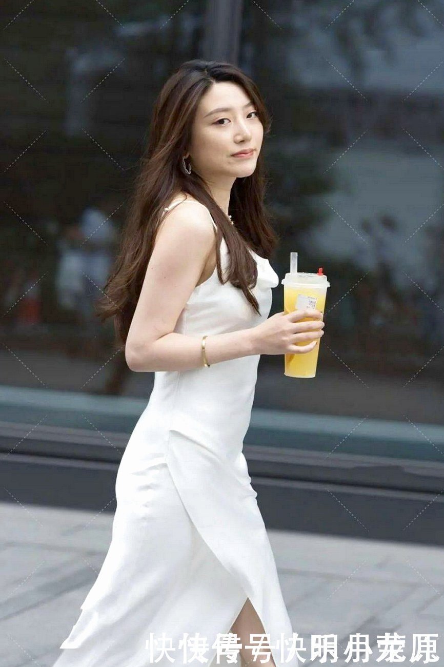 外型|白色吊带连衣裙搭配,展现出几分随性的美感