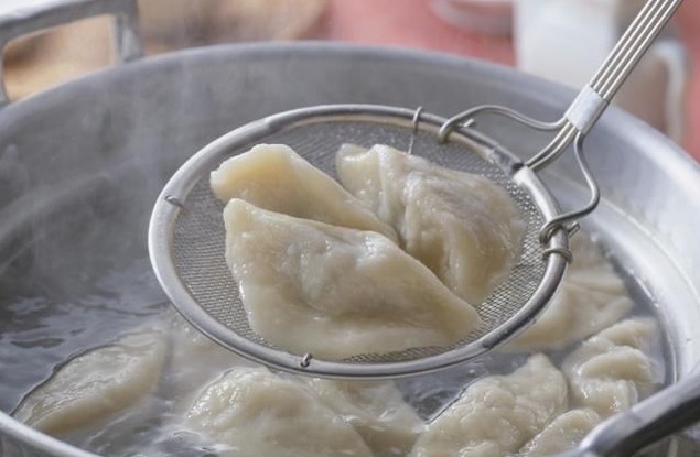 入秋后，多用茄子包饺子，比韭菜馅还鲜香，好吃营养高，快试试