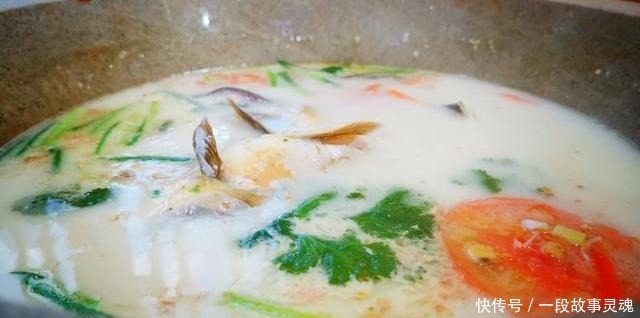 鲫鱼汤加冷水炖还是热水炖好多人都做错了,难怪鱼汤不白也不鲜