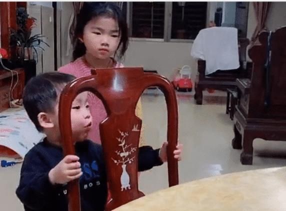 二宝|“卑微弟弟”专业伺候姐姐,我姐虐我千百遍,我待我姐如初恋