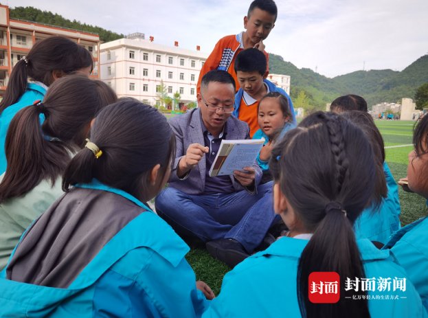 图书柜|推广乡村儿童阅读 校长做回“孩子王”