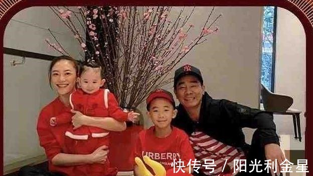 应采儿|应采儿晒二胎hoho正脸照,hoho颜值酷似陈小春,父子俩真一模一样