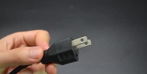小孩|为什么插头上有2个小孔,听内行人说完,才知用途大,涨知识了