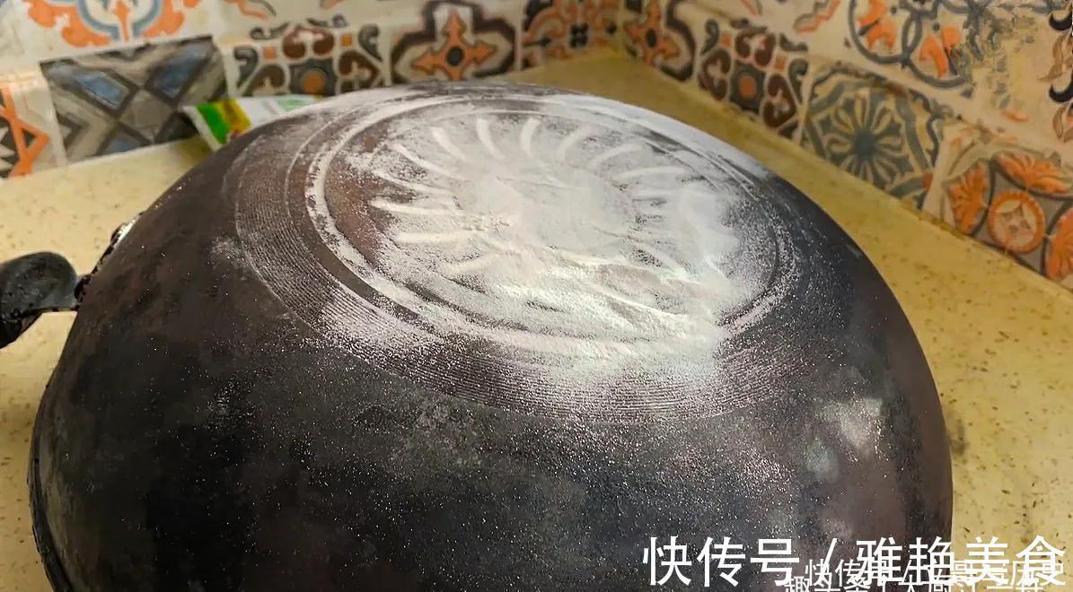 锅底|铁锅,锅底黑垢油污多怎么去除?教你一招,铁锅立马变新锅