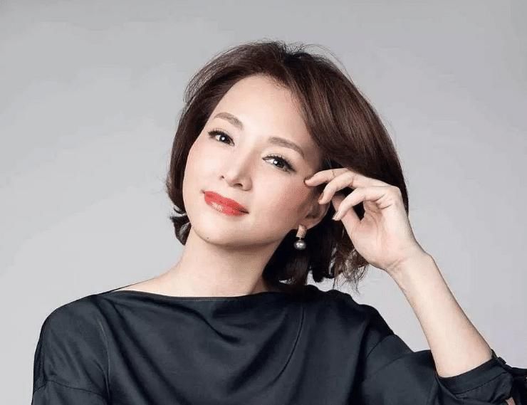 董卿素颜接孩子，却意外暴露贵族学校，网友：一年学费近20万