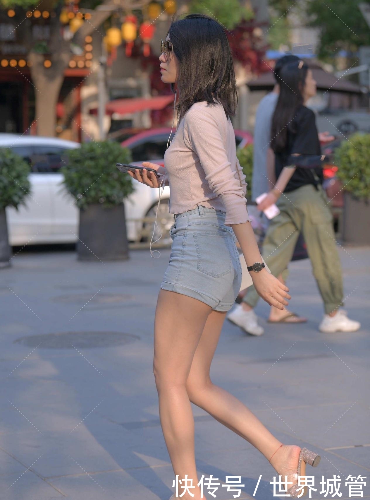 浅粉色针织衫,搭配牛仔短裤,甜美可爱,青春时尚感十足