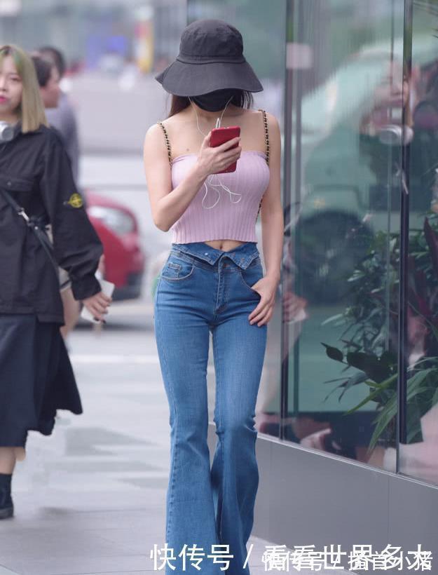 牛仔|粉色迷你吊带衫搭配牛仔喇叭裤,青春可爱,美丽大方