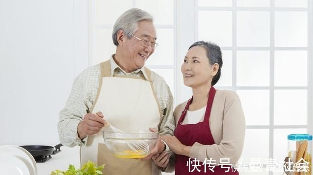 椰枣|建议中老年人少吃鸡鸭鱼,若不缺钱多吃这几物,好吃不贵有营养