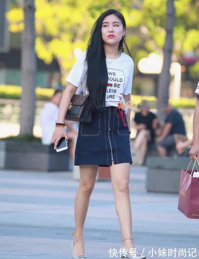 t恤|小姐姐穿英文图案短袖T恤,搭配短款牛仔裙,青春活力十足