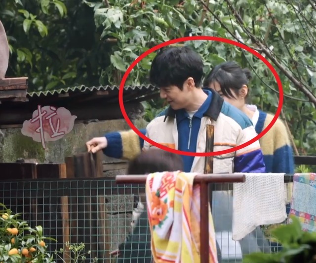 张艺兴 张艺兴去鸡窝掏鸡蛋,看到张子枫的举动,妹妹变得开朗调皮了