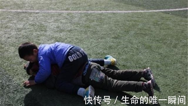 小熊娃|熊孩子在爸爸洗澡时偷拍,照片传到家长群,网友:爸爸真哭了